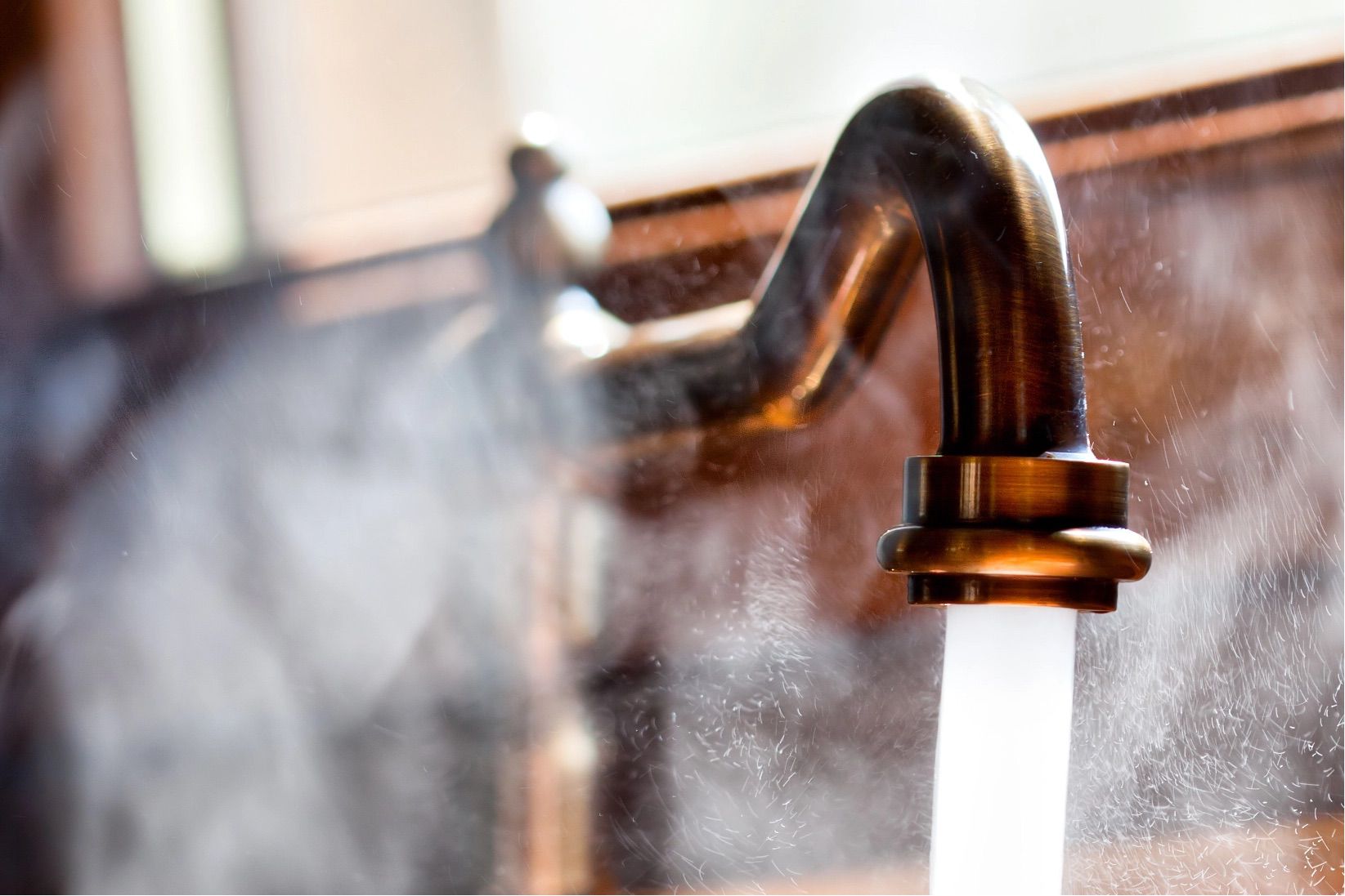 Rubinetto in ottone con flusso di acqua.