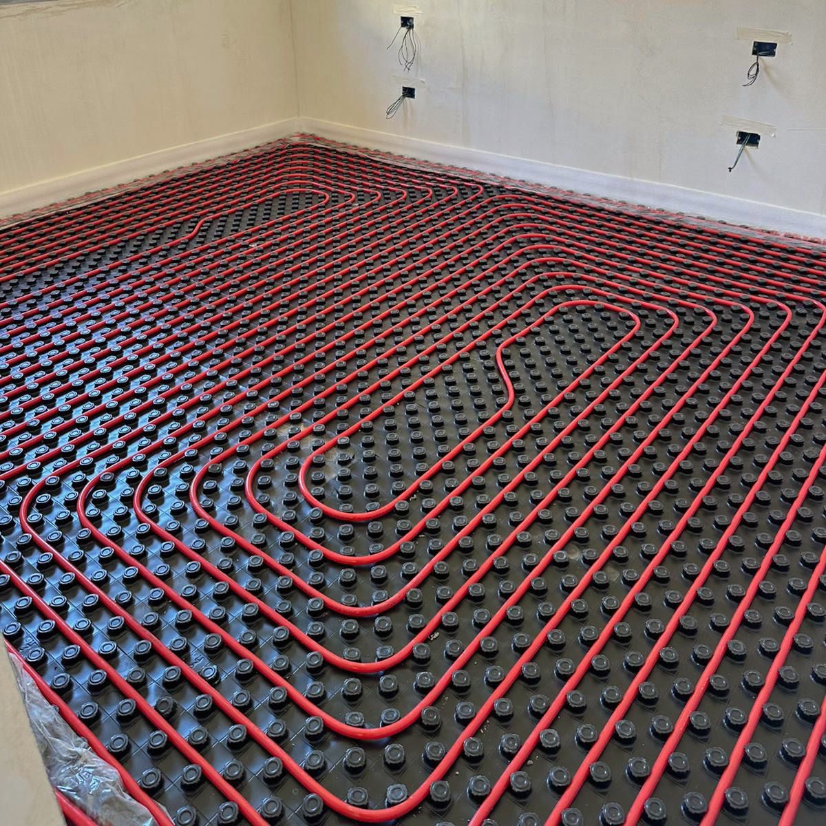 Installazione di un impianto radiante per riscaldamento a pavimento.